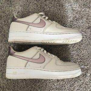 Nike Air Force 1’s, Size Y7, can fit women’s 8.5/9